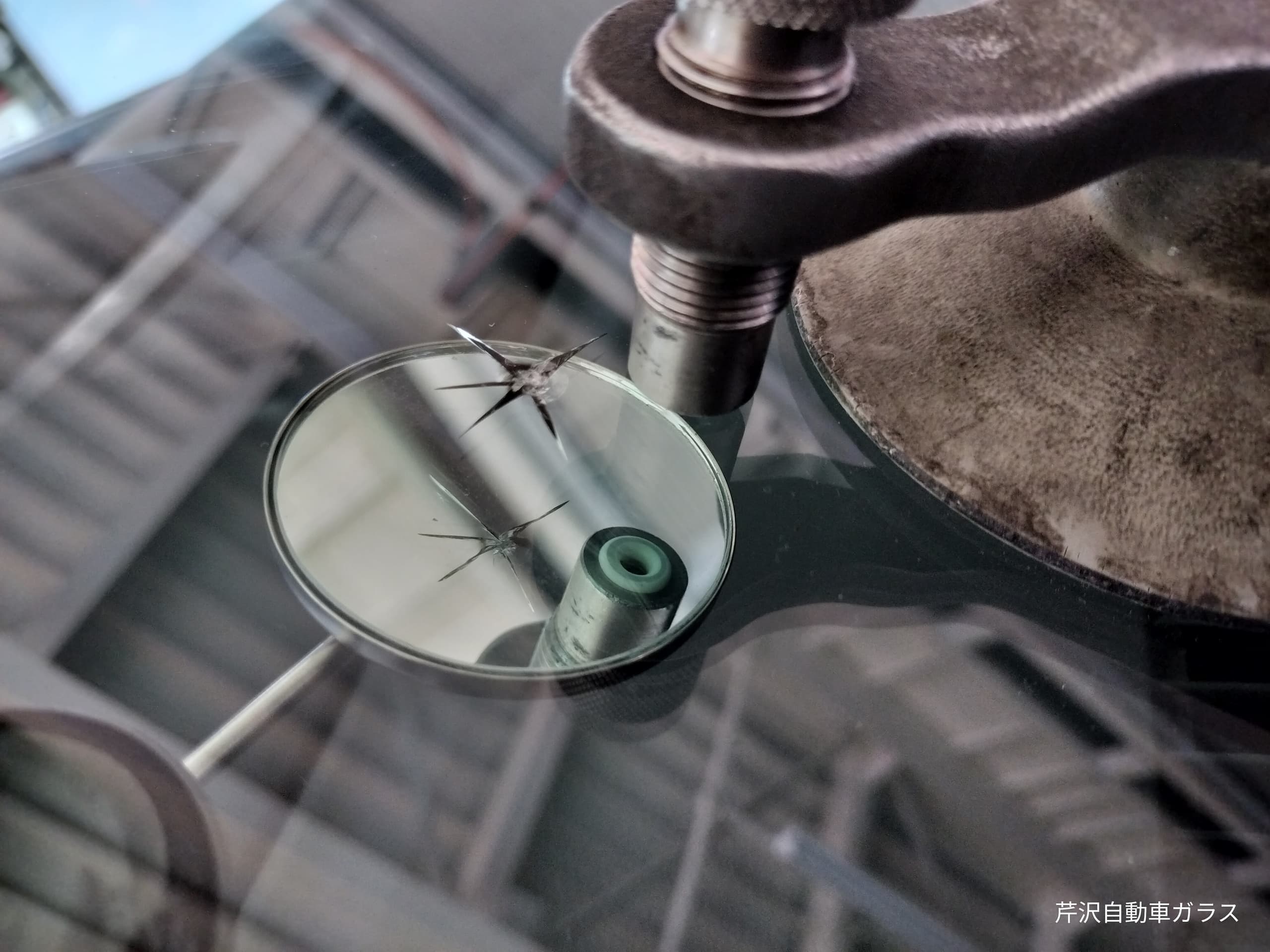 自動車ガラス 修理 交換は 芹沢自動車ガラス がお得