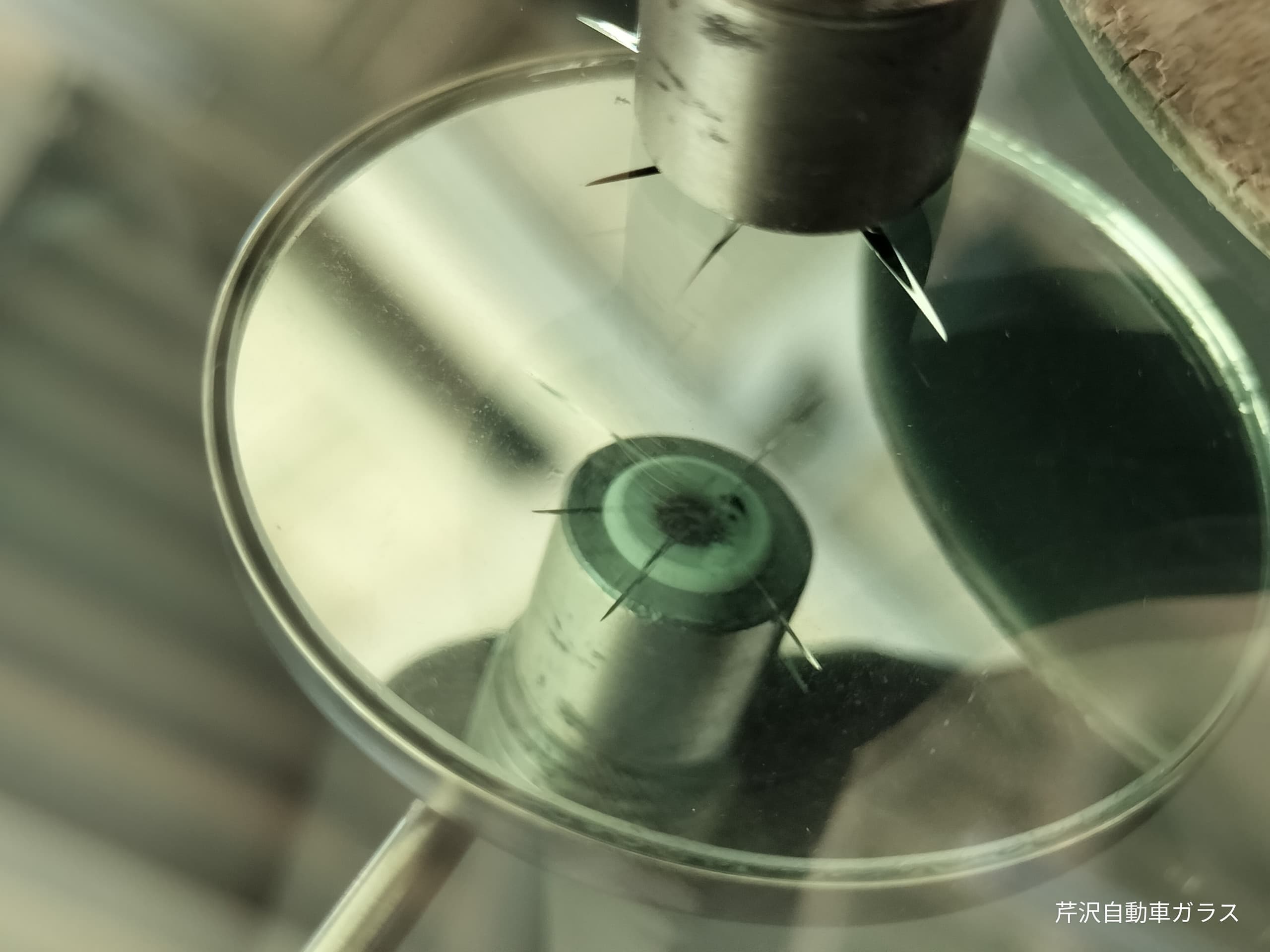 自動車ガラス 修理 交換は 芹沢自動車ガラス がお得